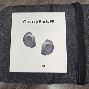 Samsung Galaxy Buds FE in Charcoal